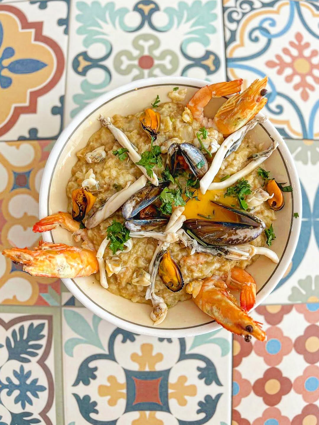 Prato de marisco com camarão e batata sobre azulejos